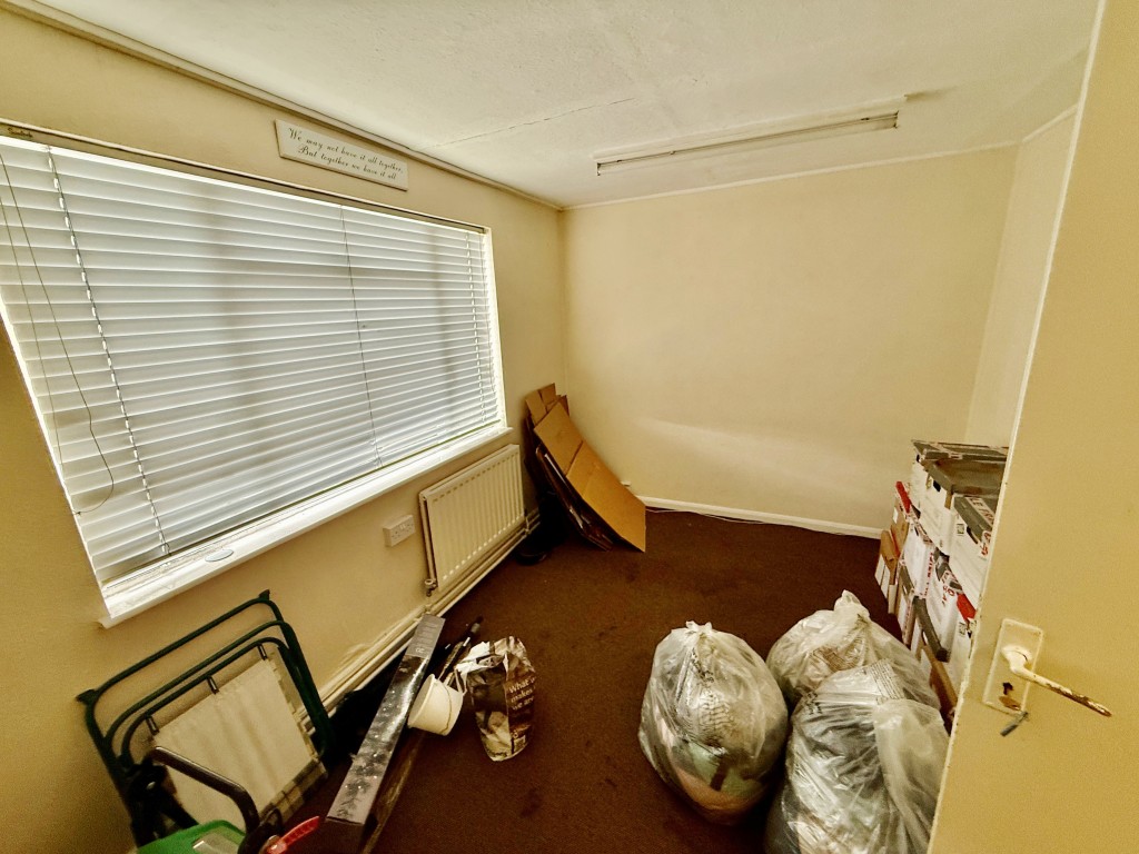 Lot: 15 - BUSINESS CENTRE FOR INVESTMENT WITH LAPSED PLANNING FOR 12 FLATS - Room 03